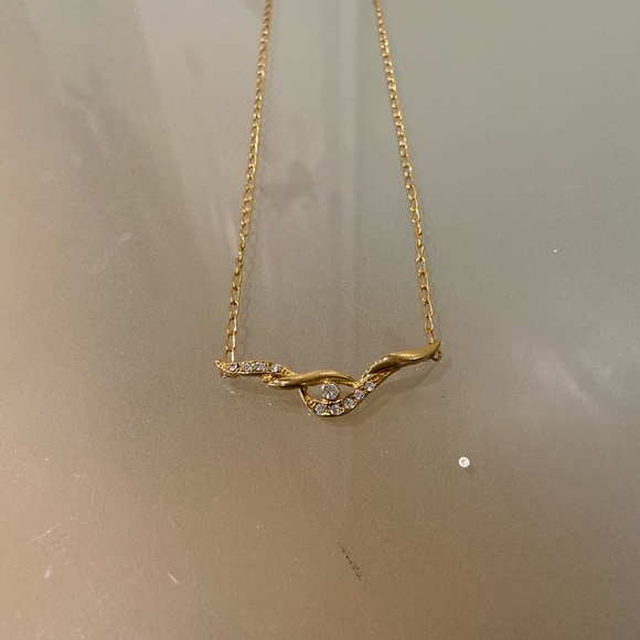 Gold pleated Necklace - Picture 2 of 3